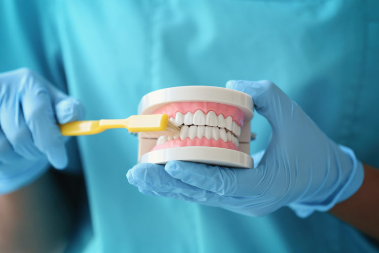 Całościowe leczenie stomatologiczne – odkryj ścieżkę do zdrowego i pięknego uśmiechów.
